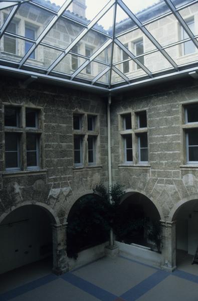 Cour intérieure avec une toiture en verre.