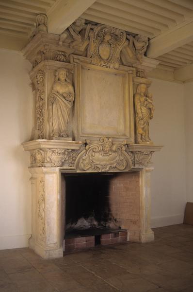 Intérieur ; salle 2ème étage ; cheminée sculptée.