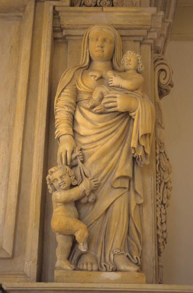 Intérieur ; salle 2ème étage ; détail du décor de la cheminée sculptée.