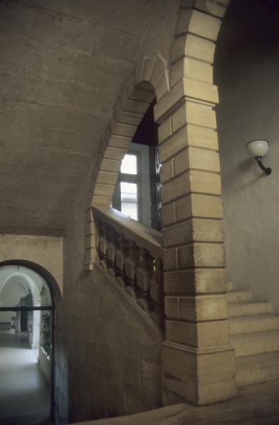 Intérieur ; escalier.