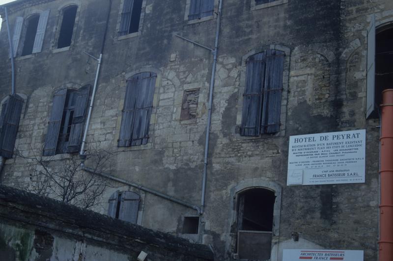 Façade avec panneau indicateur des travaux.