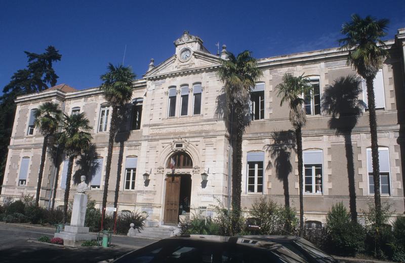 Vue de la façade principale.
