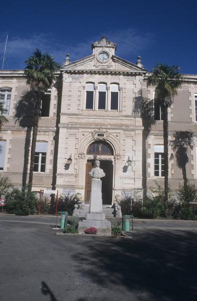 Vue de la façade principale.