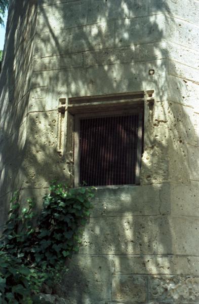 Tour d'escalier à vis des bâtiments ruinés.