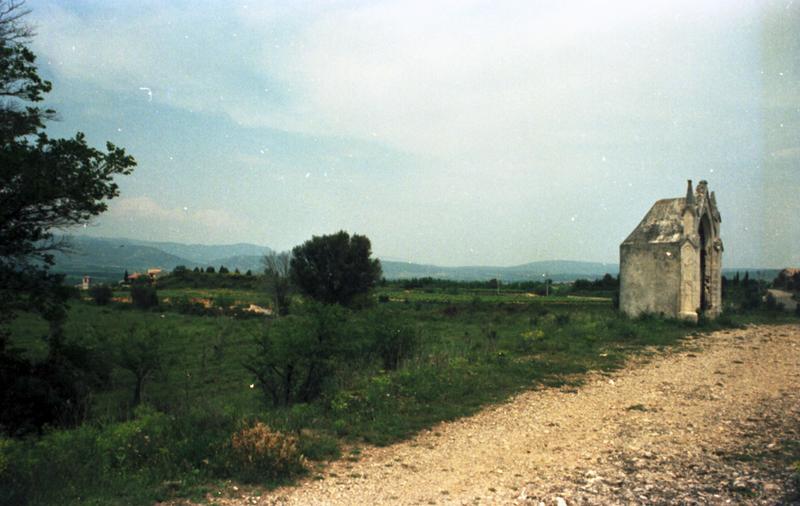 Vue d'ensemble avec une des chapelles et, au fond, le clocher de l'église paroissiale.