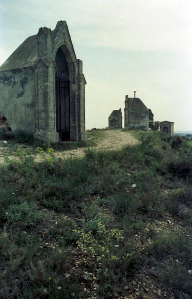 Vue d'ensemble vers l'ouest : chapelles du chemin de croix avec la chapelle terminale au fond.