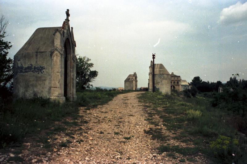 Vue d'ensemble avec l'église au fond.