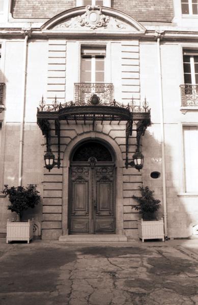 Façade principale sur la cour ; travée centrale.