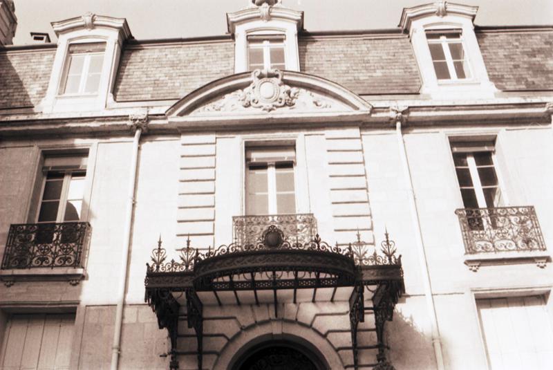 Façade sur cour ; niveau supérieur.