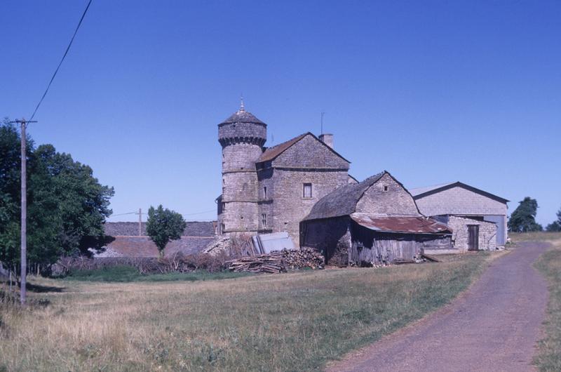 Vue d'ensemble du château avec sa ferme attenante.