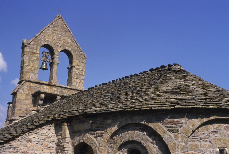 Toiture de l'abside et clocher mur à deux baies.