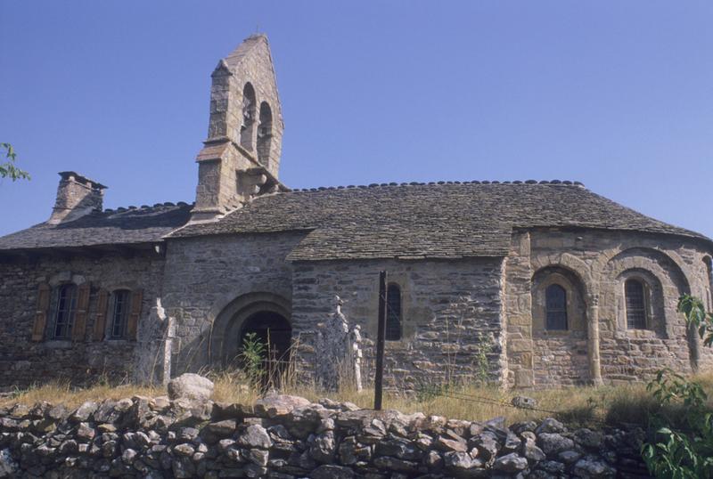 Vue d'ensemble de la façade sud depuis le cimetière.