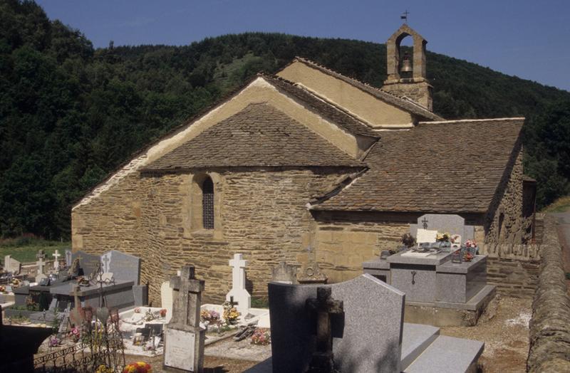 Vue extérieure de l'abside avec le cimetière.