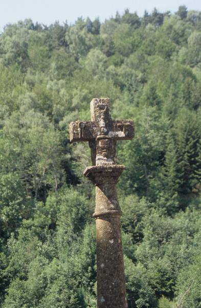 Croix dans le cimetière.