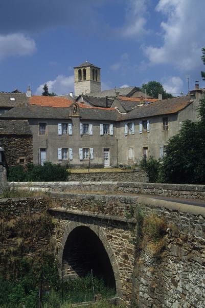 Vue d'ensemble du village, pont et clocher dans le fond.