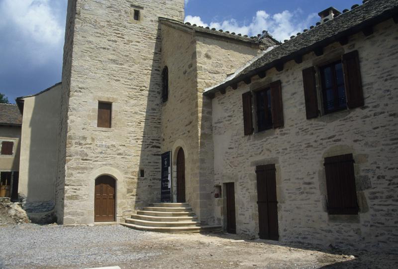 Vue de la base du clocher et entrée ouest.