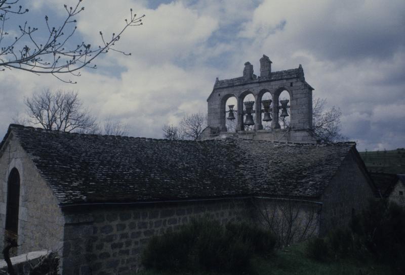 Vue de la façade ouest, des toitures et du clocher.