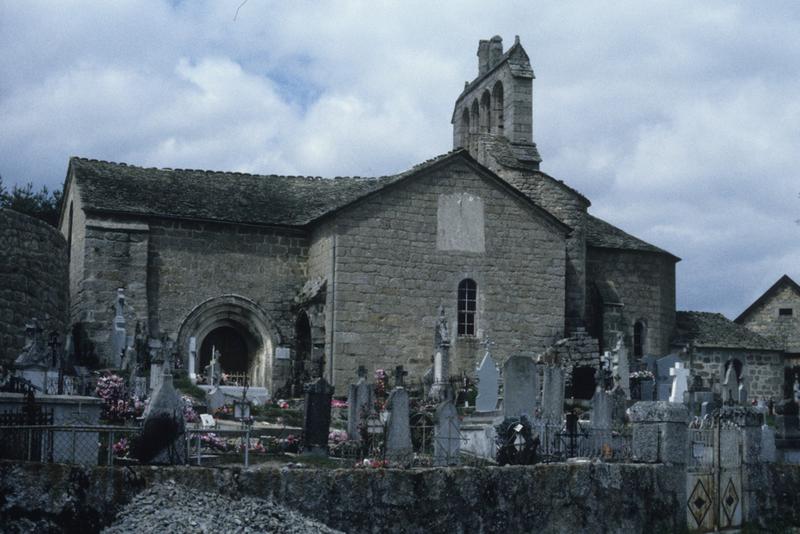 Vue d'ensemble avec le cimetière et le portail.