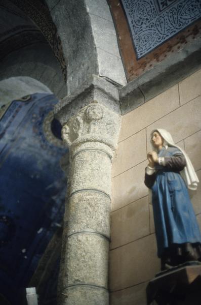 Intérieur, détail d'un chapiteau sculpté.