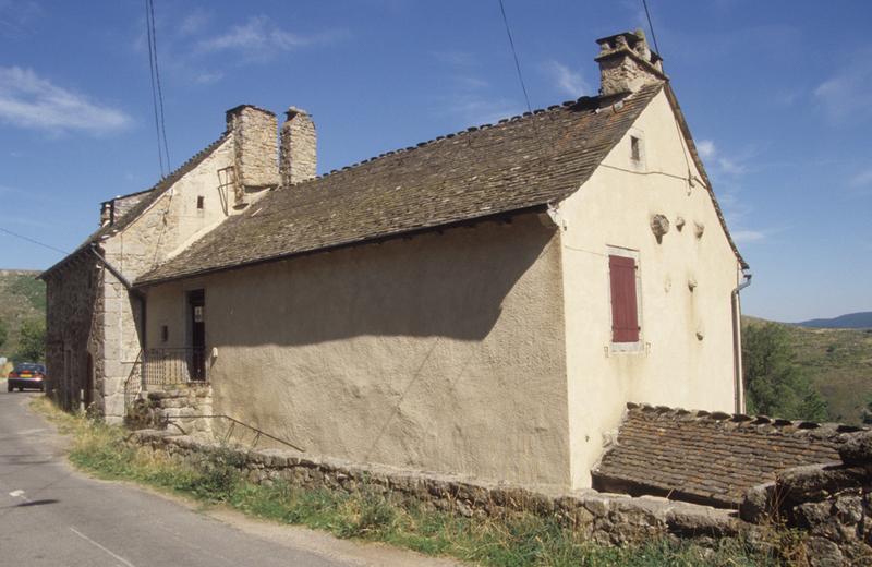 Vue depuis la route de l'habitation avec le toit du porche.