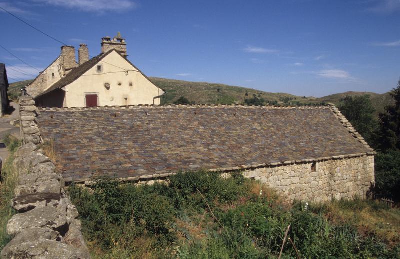 Vue d'ensemble depuis la route, grange ouest.