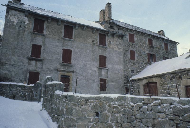 Vue d'ensemble de l'habitation, façade sud.