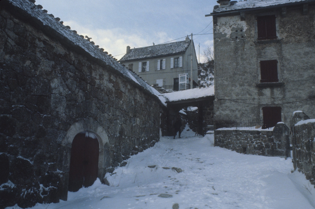 Grange ouest, porche nord et habitation vus de la cour sud.