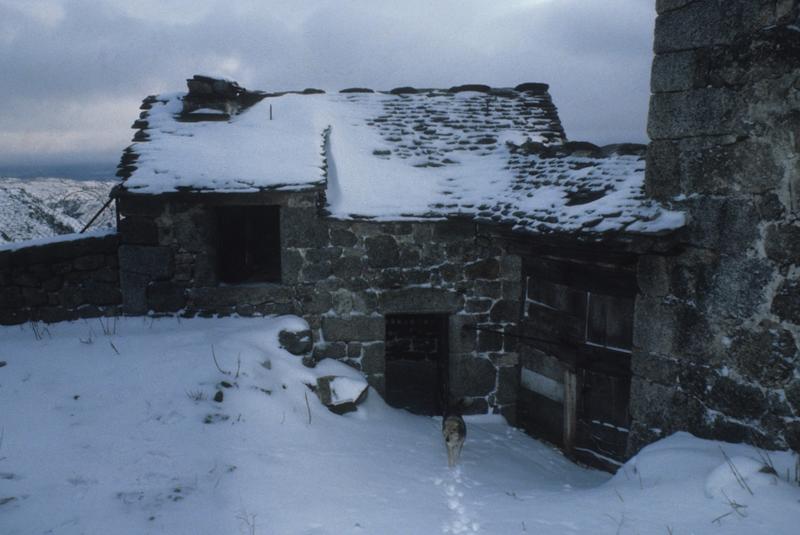 Portail sud-ouest vu sous la neige depuis la cour.