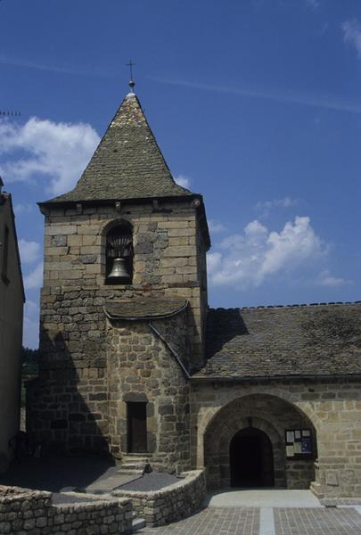 Vue d'ensemble,façade sud, portail et clocher.