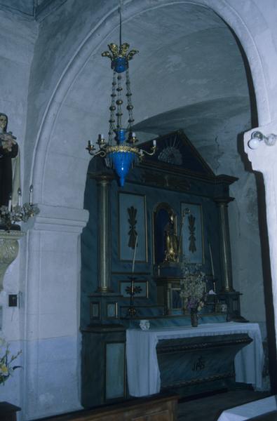 Intérieur, autel de la chapelle latérale sud est.