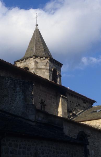 Vue d'ensemble, clocher vu du sud.