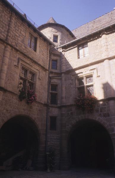 Vue d'ensemble de la cour, tour d'angle.