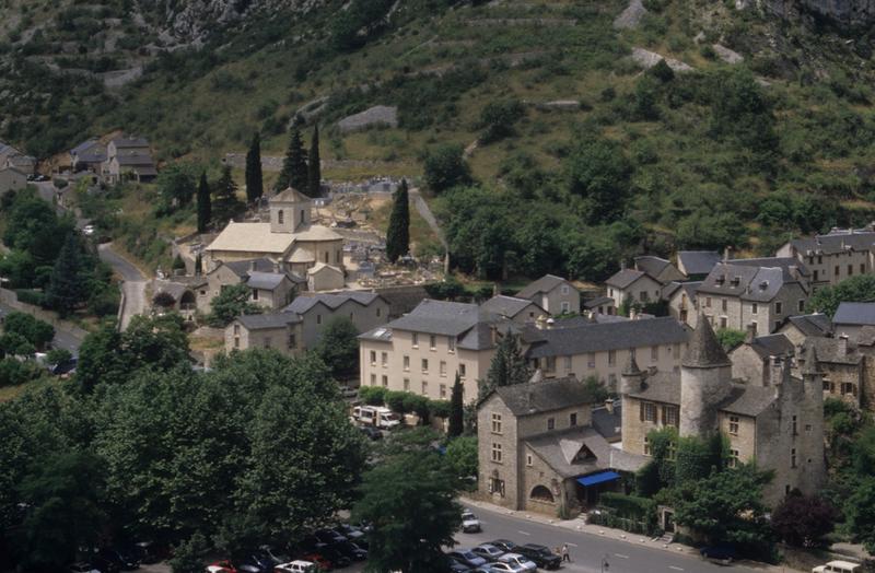 Vue du toit restauré de l'église.