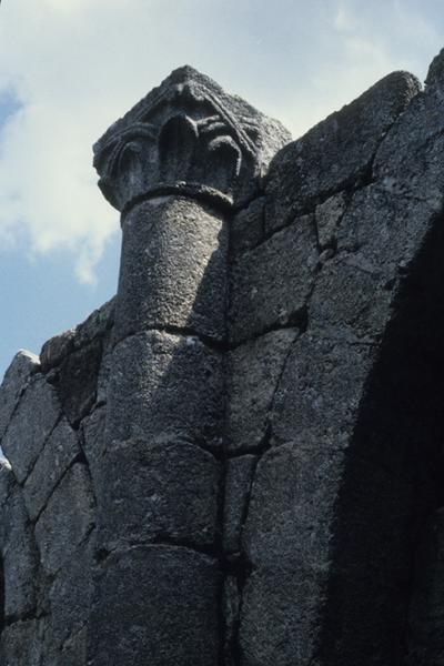 Chapiteau sculpté.