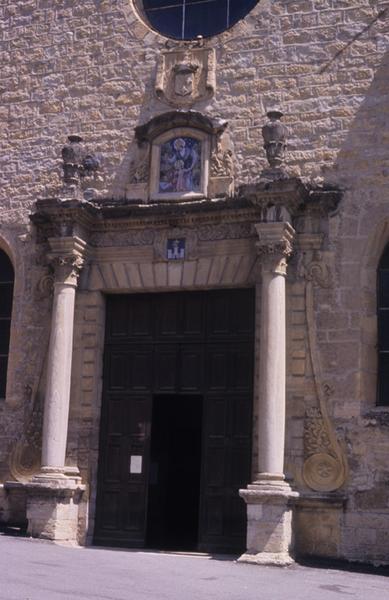 Porte ouest de l'église.