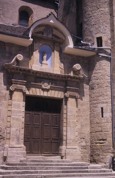 Porte sud de l'église.