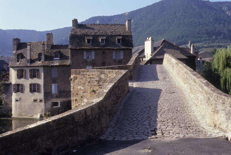 Chaussée dallée du pont, vue vers la ville.