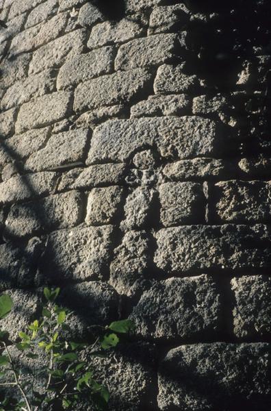 Détail d'une ancienne baie murée.