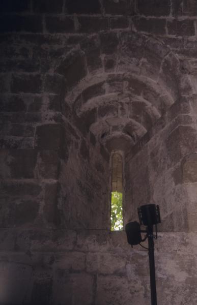 Intérieur ; fenêtre au mur sud.