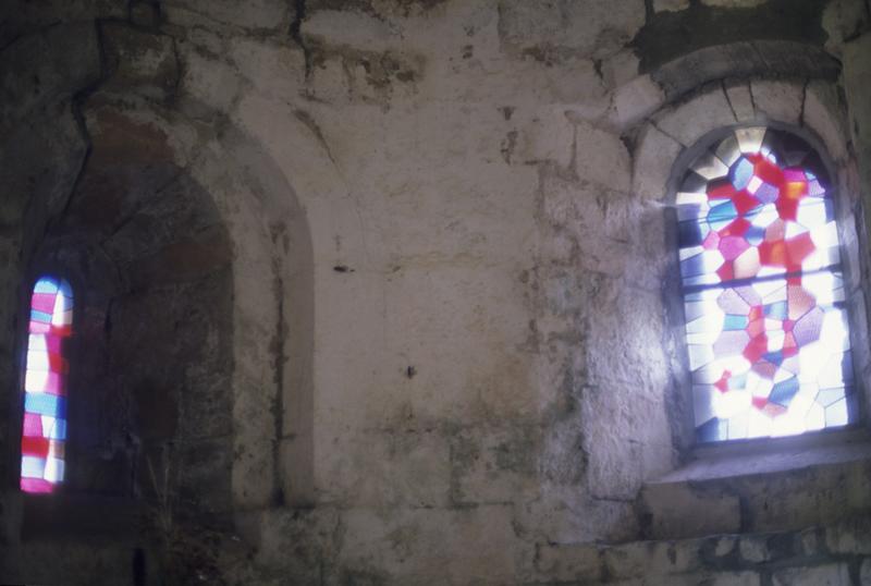 Intérieur ; fenêtres du choeur avec leur vitraux.