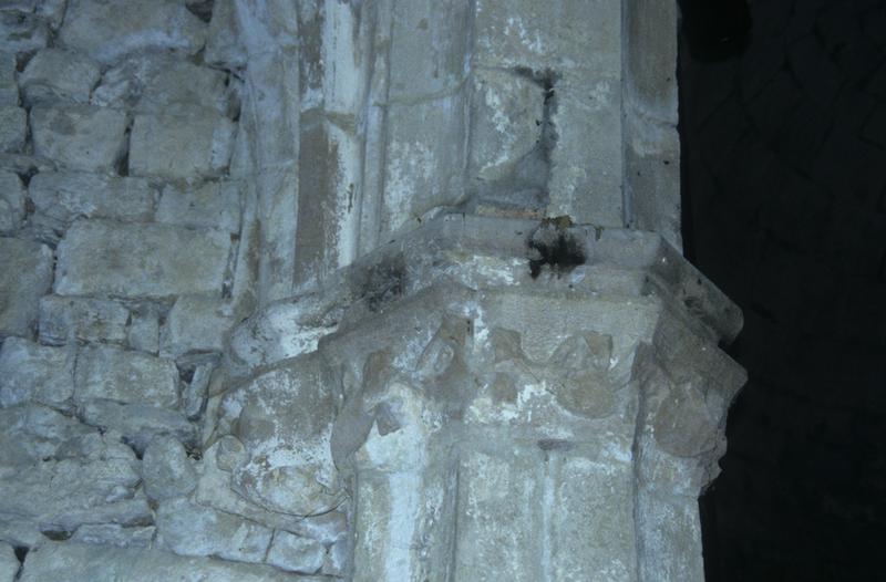 Intérieur ; chapiteau de la chapelle nord-est et du choeur.