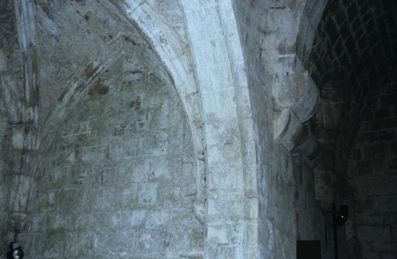 Intérieur ; mur de la nef côté sud et arc doubleau.