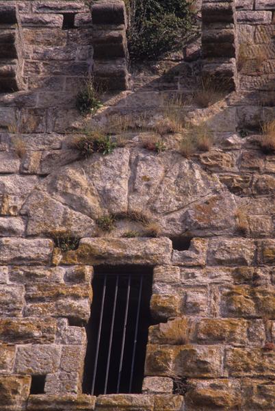 Donjon ; détail d'une baie.