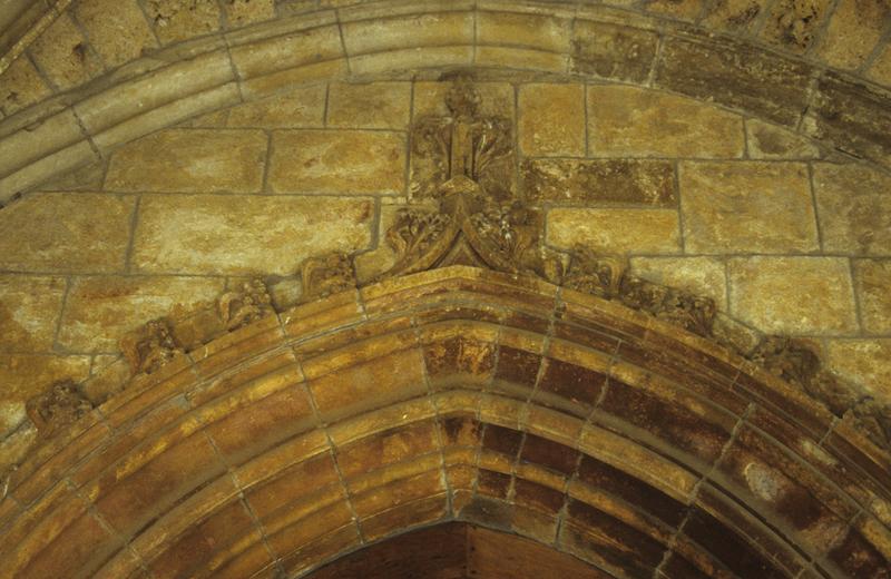 Porche ; arc de la porte d'entrée de l'église.