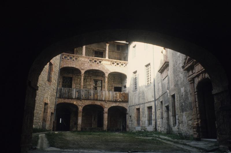 Cour.