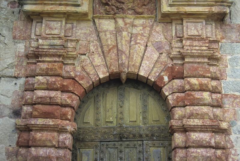 Façade principale ; porte à bossages.