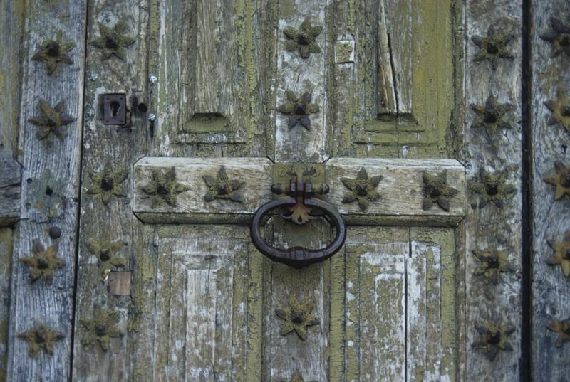 Façade principale ; ferrures de la porte.