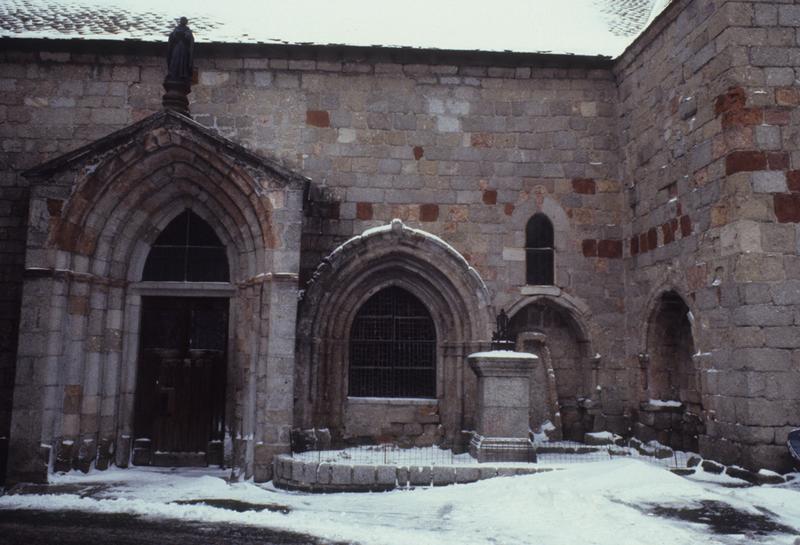 Vue sud avec l'entrée.