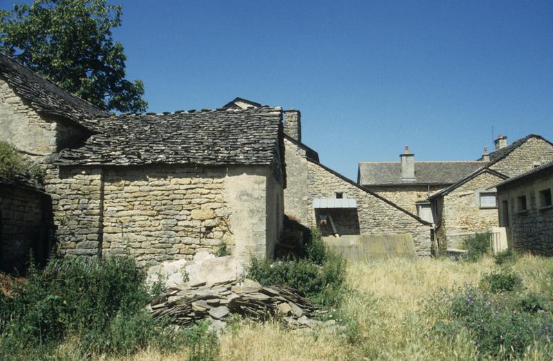 Vue du transept nord et des batiments voisins.