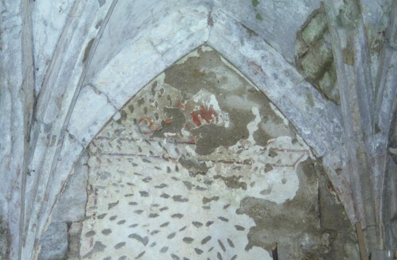 Intérieur ; mur est de la chapelle sud : traces de décor peint.